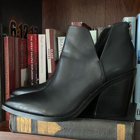 Vince Camuto 'Gigietta' Black Leather V-Cut Pointed Toe Boots Women's Size 7.5 - Picture 5 of 14